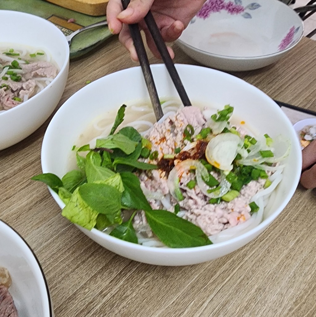 Bún bò tái mê O Na