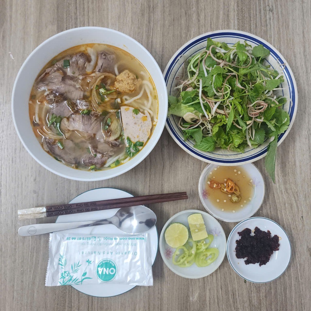 Bún bò tái mê ONA